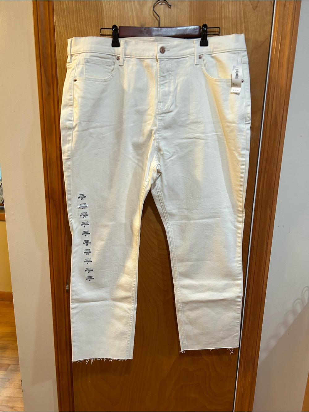 NWT Old Navy Off-White Mid-Rise Perfect Straight Leg Jeans - Size 18